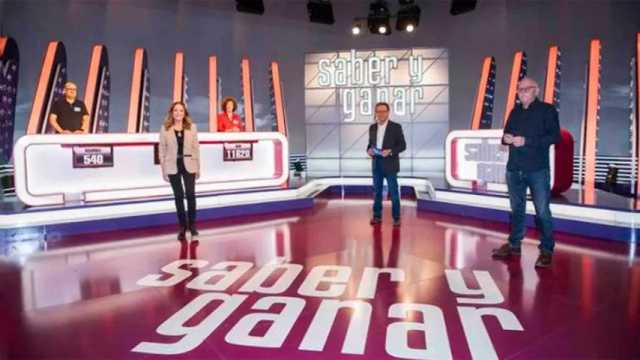 Jordi Hurtado, Pilar Vázquez, Juanjo Cardenal y los concursantes. (Foto: RTVE)