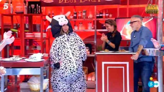 Poca gracia le hizo a María Patiño tener que disfrazarse de vaca. (Foto: Telecinco)