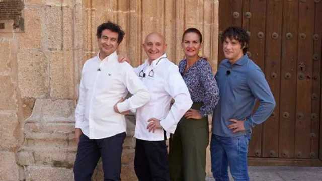 El chef Toño López con el jurado. (Foto: Bayonas / RTVE)