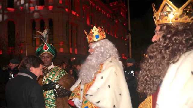 Los Reyes Magos con el alcalde tras la Cabalgata de 2020. (Foto: @AlmeidaPP/Twitter)
