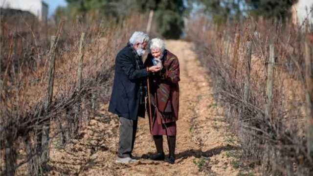 Merche y Antonio paseando por los viñedos en 2020. (Foto: RTVE)