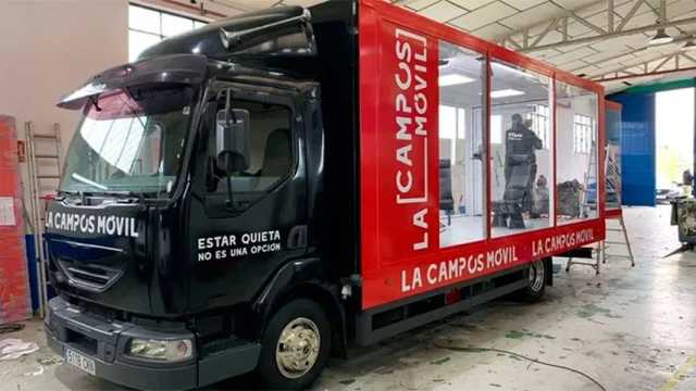 Un camión transparente, lugar elegido para realizar entrevistas. (Foto: Telecinco)