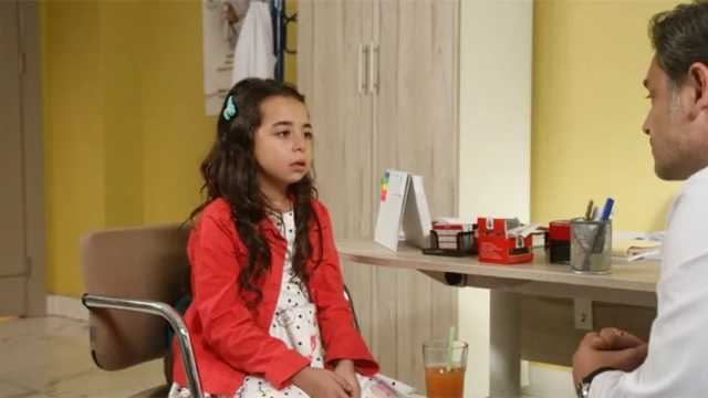 El médico le dice a Ökyü que su padre debe conocer su enfermedad. (Foto: Antena 3)
