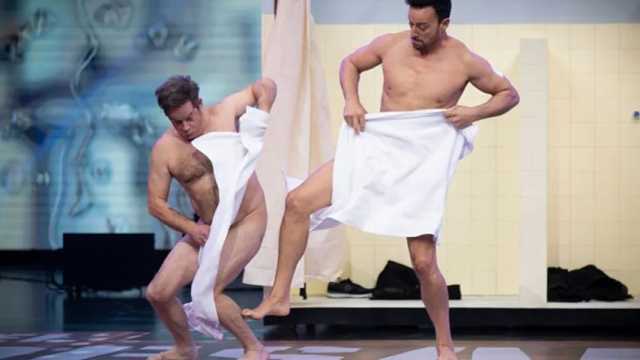 Una toalla era lo único que cubría el cuerpo de Jorge Sanz y Pablo Puyol en su duelo. (foto: Antena 3)