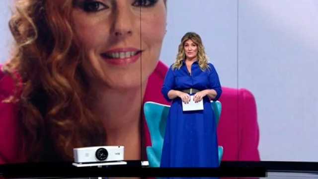 Carlota Corredera presentó el segundo especial de Rocío Carrasco. (Foto: Telecinco)