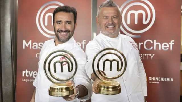 Juanma Castaño y Miki Nadal con el trofeo del concurso MasterChef Celebrity 6 edición. (Foto: RTVE)