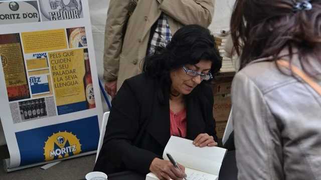 La escritora Almudena Grandes en una firma de libros. (Foto: Wikimedia)