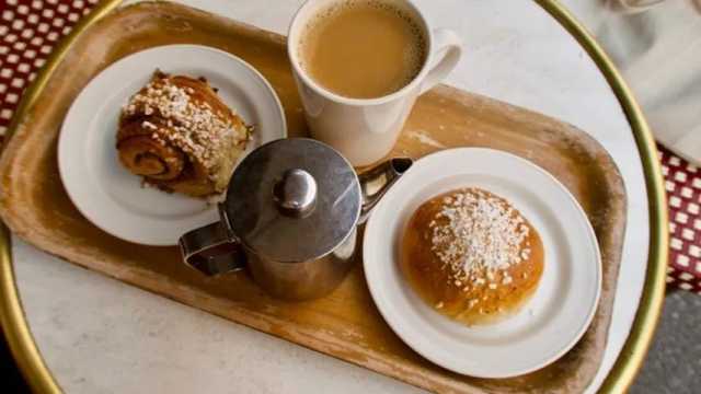 Bandeja con una cafetera, una taza y dos platos con dulces sobre una mesa. (Foto: Pexels)